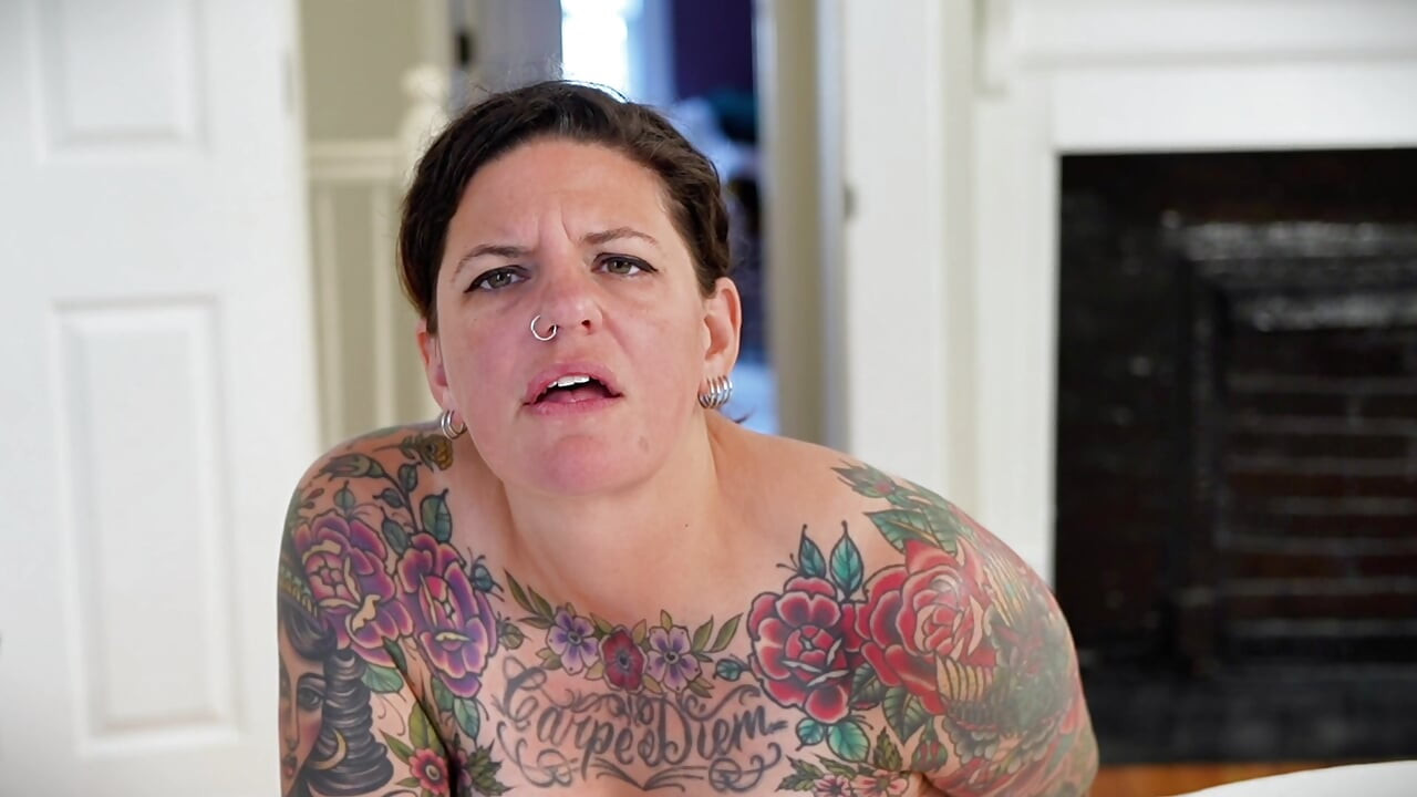 Carrie Capri se fait baiser en levrette par une machine à baiser et jouit fort !