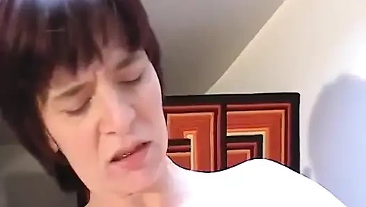 У этой красивой любовницы есть хороший член!