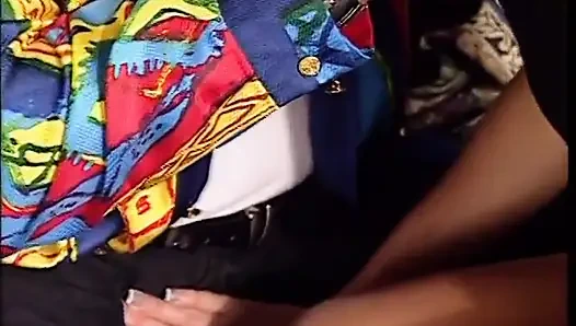 Masum görünümlü sarışın kıllı göğüslerini tercih ediyor