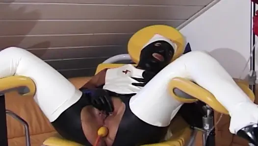 Bdsm bağımlısı Alman sürtük bağlı ve götten sikiliyor