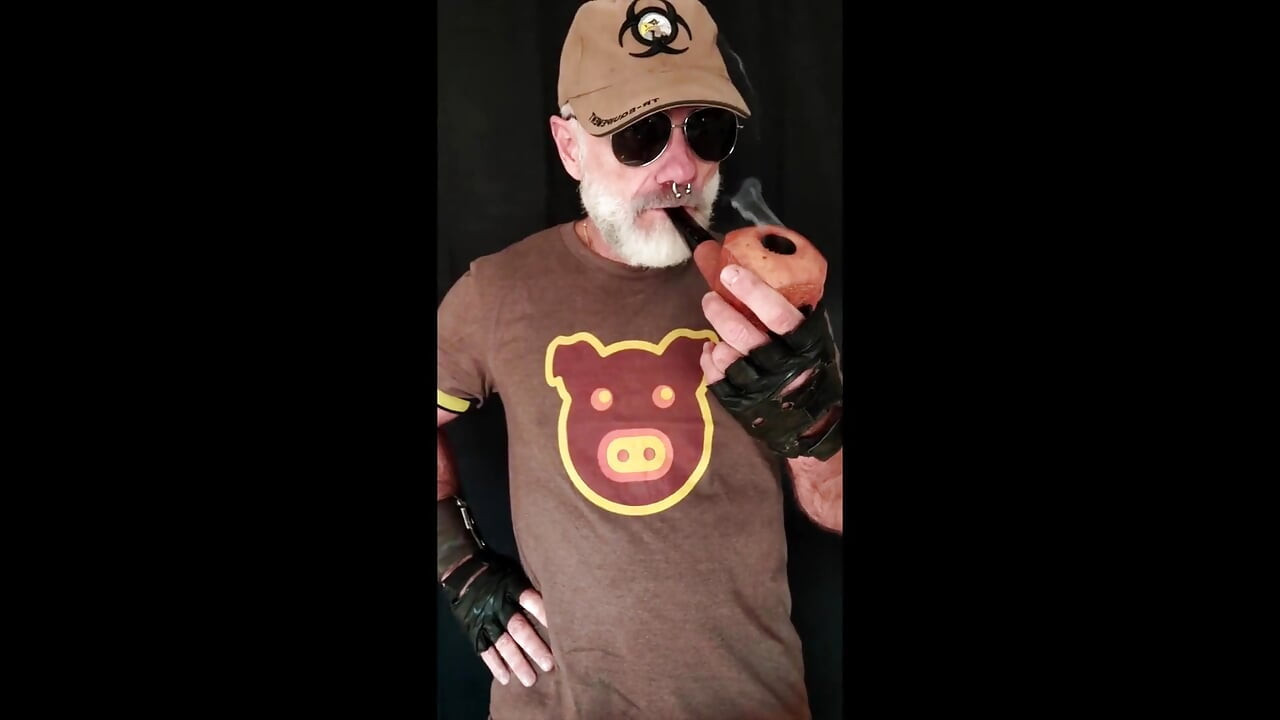 Pria merokok pipa besar