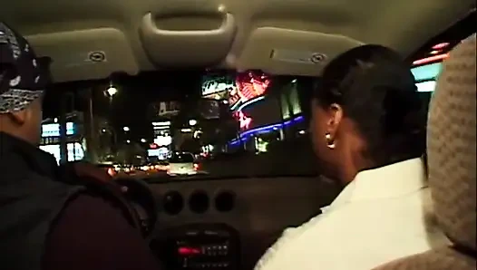 Трах черной киски с натуральными сиськами с цветными волосами... сперма в рот