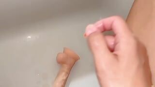 Pelirroja trans montando consolador mientras se ducha y se masturba