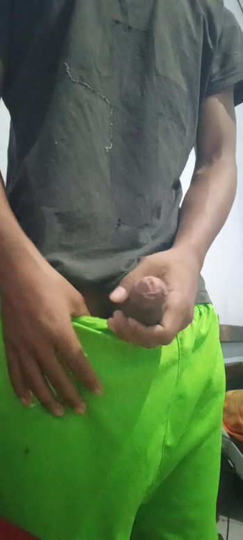Nestašni mladić pokazuje veliki debeli 🥵 kurac