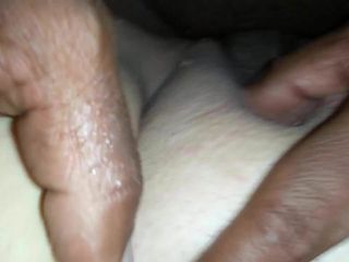 Une grosse bite noire jouit sur ma chatte blanche