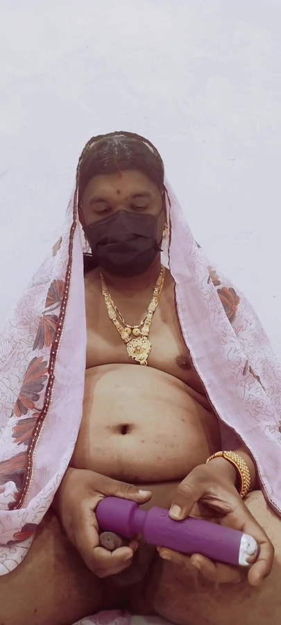 Dječak je nosio sari svoje šogorice i izvukao vodu iz njezinog grudnjaka s gaćicama | Isječak 3