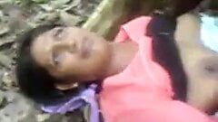 Le donne dello Sri Lanka scopano nella giungla