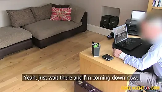 Fake Agent uk- iki yaramaz kuş spotligh'i ve bir kalça yarağını paylaşıyor