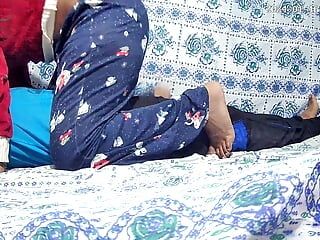Indyjski nepalski chłopak i dziewczyna seks w pokoju