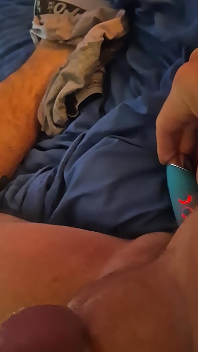 バイブレーターを肛門に入れながらタトゥーのペニスをオナニー