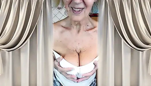 Die Attraktive Hausfrau Lukerya Zieht Sich in Der Küche Aus, Flirtet Nackt, Die MILF Zeigt Ihre Brüste Und Ihren Po.