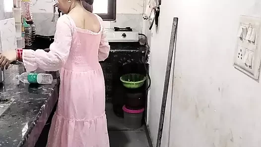 Khana nhi dene par naukrani ko jabar dasti kichen me hi pel diya