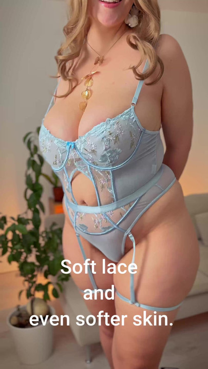 Uma esposa com peitos enormes adora olhar sua melhor primeira coisa de manhã