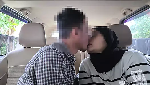Mahasiswi Berhijab Nyepong Kontol Om Genit di Dalam Mobil - Minokiiko