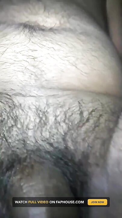 Después de follar a mi cuñada, saté mi semen con la mano.