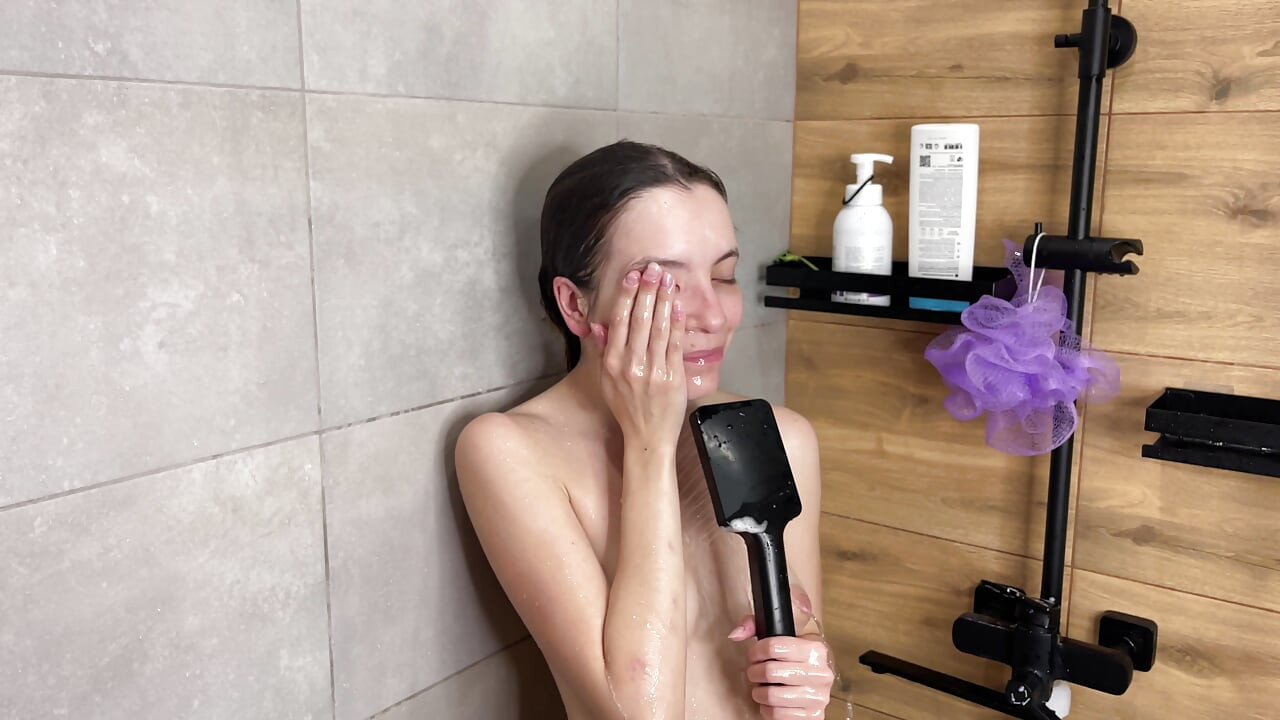 Adik tiriku yang penurut melarangku untuk ngentot pantat sempitnya di kamar mandi