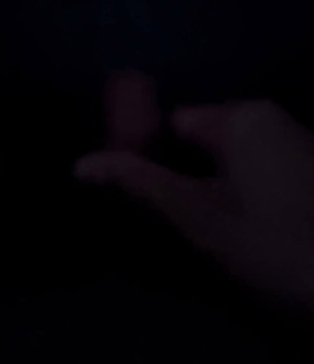 Introduzo um objeto de madeira no meu cu e gozo muito