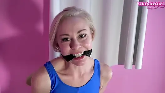 Seil gefesselt und in spandex geknebelt für dich, sub bittet, zurückgehalten zu werden