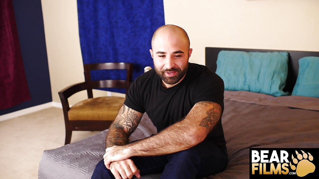 곰필름 아틀라스 그랜트와 존 토마스가 첫 친밀한 장면을 즐긴다