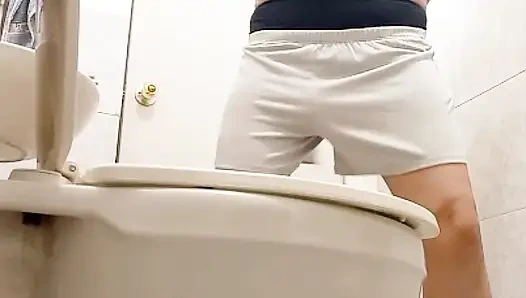 EV HANıMı KÜLOTUNU VE GÜZEL GÖTÜNÜ GÖSTERIYOR