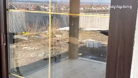 Sıcak Üvey Anne Dar Bir Elbiseyle Pencere Temizliyor, Üvey Oğul Kimse Görmeyince Arkadan Popoya Sevişiyor
