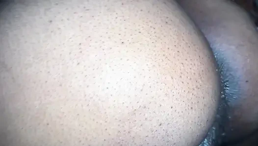 Сводная сестра издевает киску, как она скачет на этом хуе