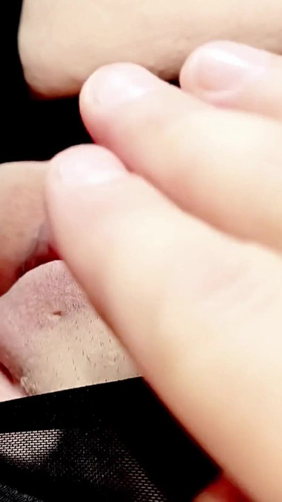 私はスローモーションで彼女の秘部を握りしめた | クリップ 1