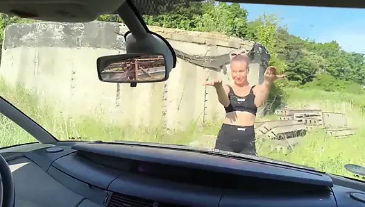 Горячая игра с киской в машине