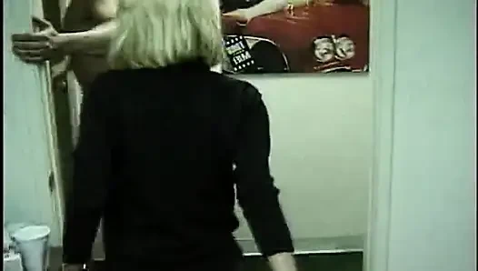 Geile blonde MILf nimmt dicken schwanz tief in ihren arsch
