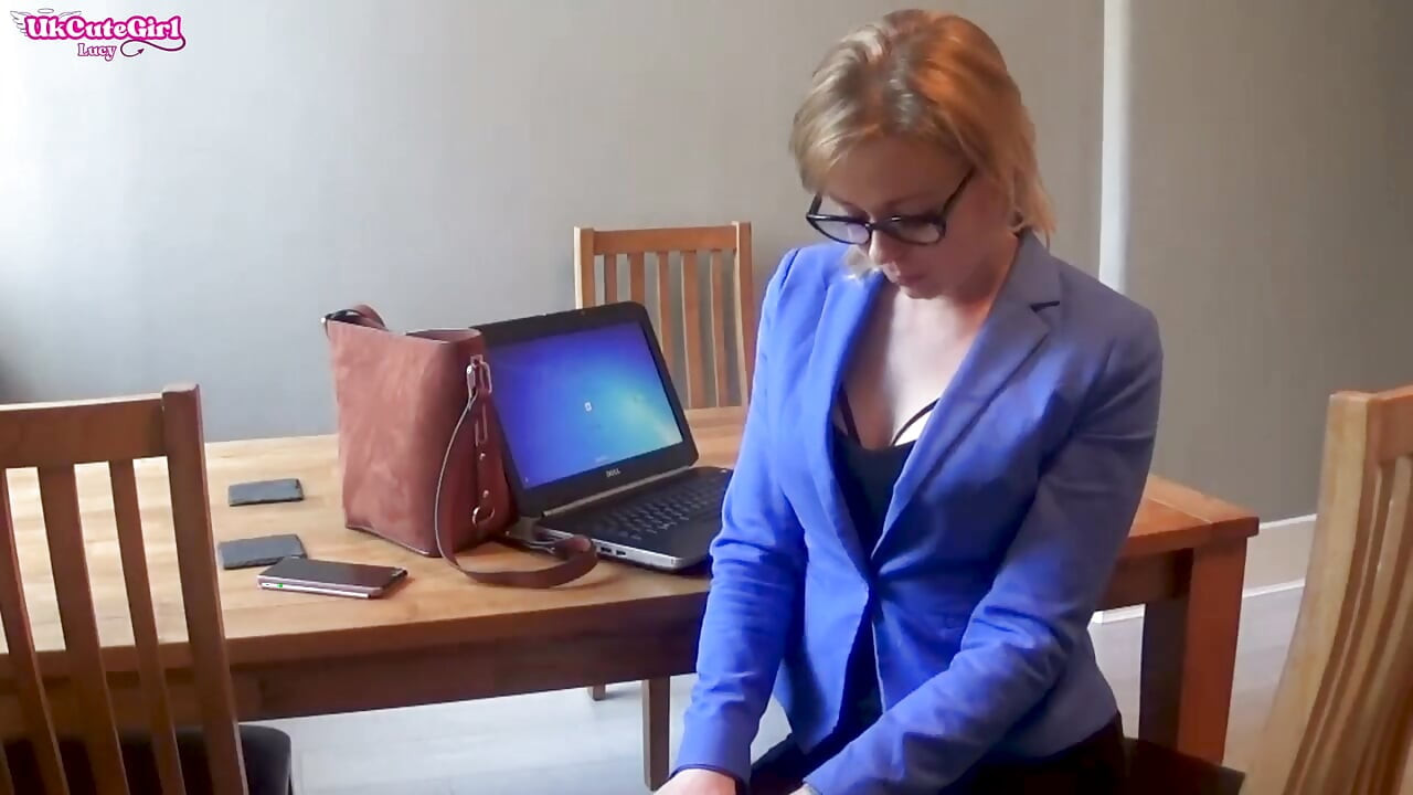 オフィスのふしだらな女が昇給のために上司を誘惑する - 恥知らずなチンポのからかい