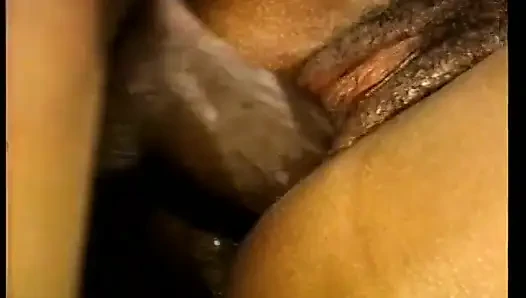 Brunette Afrika mencicipi kontol hitam dan minum jus hangat