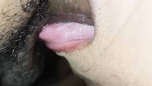 Milf mengisap setiap tetes terakhir sperma sampai penisnya menjadi lemas.