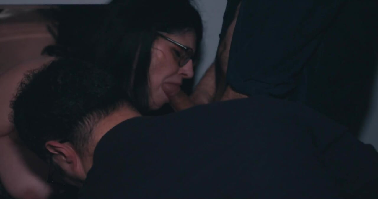 Moden kvinne tilbys for en hardcore gangbang på en swingerklubb
