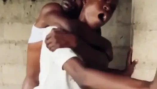 Küçük Kuzenim Erkek Kardeşim Karmaşık Olmayan Binada Büyük Yarak Alıyor