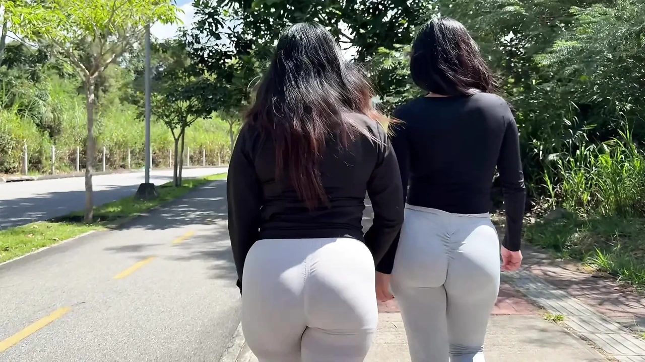 不要把你的鸡巴插在我的屁股上......操两个女孩