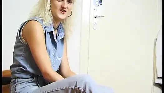 Sarışın Alman orta yaşlı seksi kadın tek başına iş yapıyor