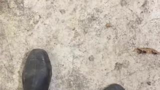 Stivali di gomma puzzolenti e masturbazione in collant