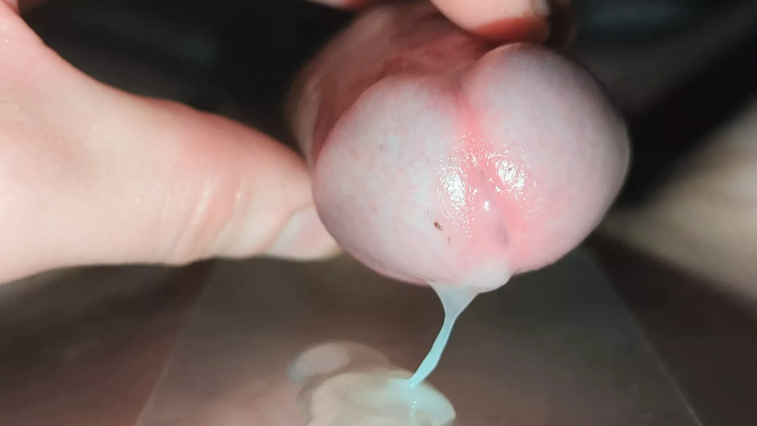 Extreme close-up randen, lekkende geoliede ongesneden voorhuid, meerdere cumshots in glas