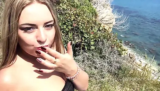 Daniella Margot hat echten orgasmus mit meerblick