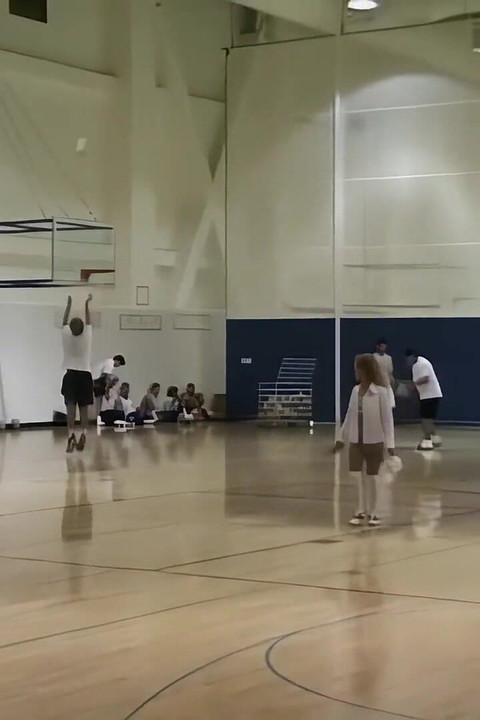 Plavuša i vrlo kurvasta