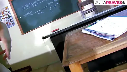 Schätzchen isst sperma, nachdem es von einem massiven schwanz gefickt wurde