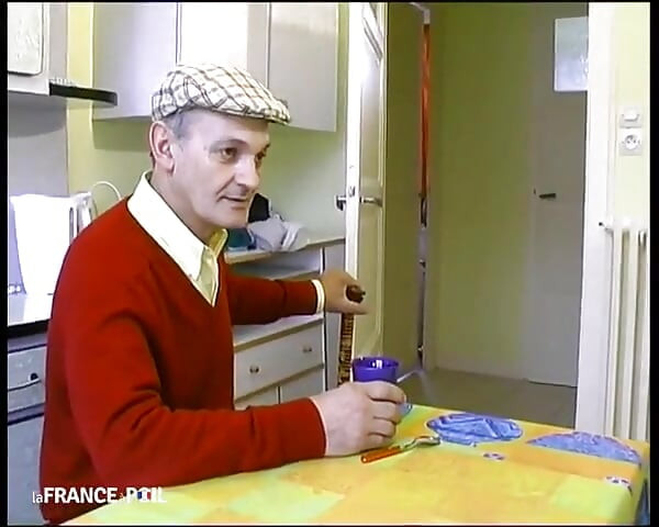 Hezká manželka nabízí dědečkovi před svým manželem!