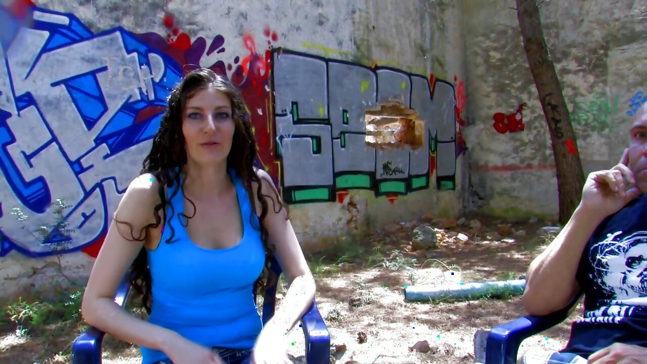 ברונטית לוהטת נותנת מציצה בפארק