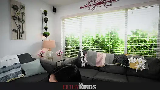 Pis tabu - havuz kenarında yağlanmış üvey kız kardeşler xxlayna ve roxie lezbiyen 69