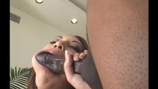 Jeune fille asiatique en bondage léger avec une grosse bite noire
