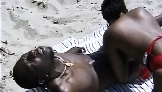 Wanita non eropa yang disukai menggenjot kontol besar di pantai berbatu