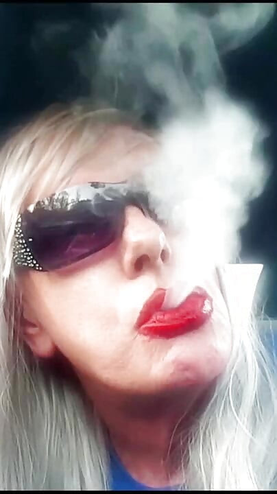 SMOKING VS120 MENTHOLS IN THE BATHROOM - PINK WIG, BLACK GLOVES