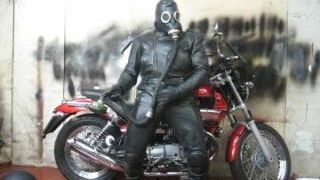 Sega di motocicletta mascherata in pelle e gomma