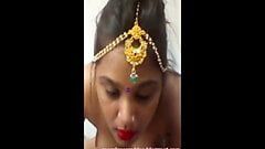 Nahá dívka tančí v hindských písních
