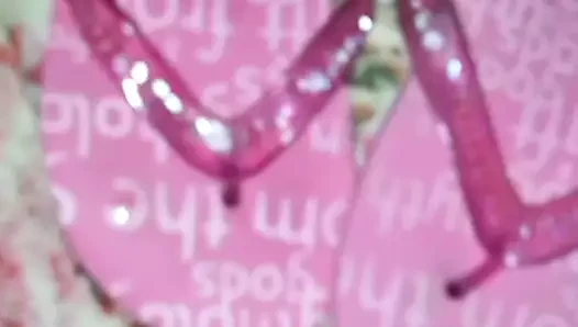 Pembe parmak arası terlik üzerine boşalmak